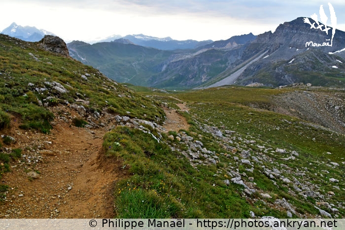 Sentier descendant vers Tignes (Traversée de la Vanoise / Trekking / France / Savoie - FR-73) © Philippe Manaël