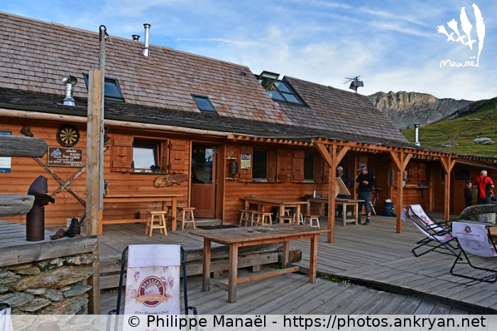 Refuge de la Dent Parrachée, terrasse (Traversée de la Vanoise / Trekking / France / Savoie - FR-73) © Philippe Manaël