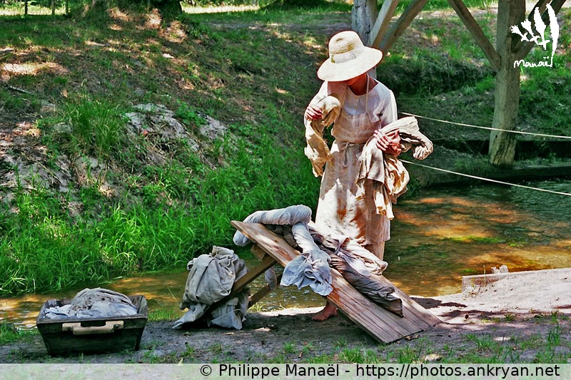 La Bugade : rinçage au ruisseau, Marquèze (Traversée des Landes / Trekking / France / Landes - FR-40) © Philippe Manaël