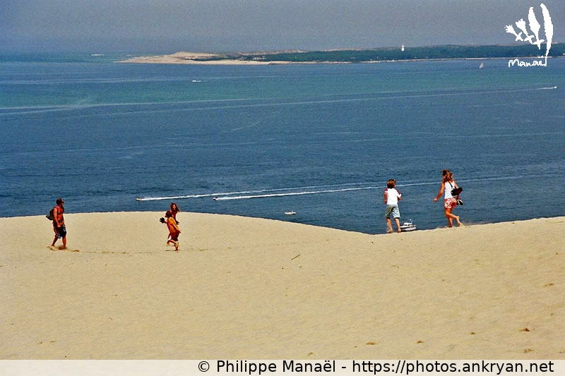 Course en marche arrière, Dune du Pilat (Traversée des Landes / Trekking / France / Gironde - FR-33) © Philippe Manaël