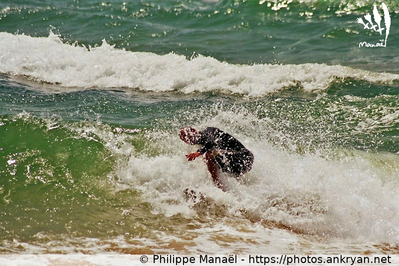 Surfeur au Cap Ferret (Traversée des Landes / Trekking / France / Gironde - FR-33) © Philippe Manaël