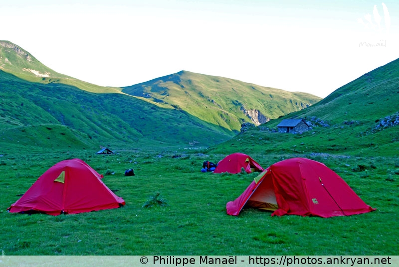 Tentes au petit matin, vallon d'Ardané (Traversée des Pyrénées par la HRP / Trekking / France / Pyrénées-Atlantiques - FR-64) © Philippe Manaël