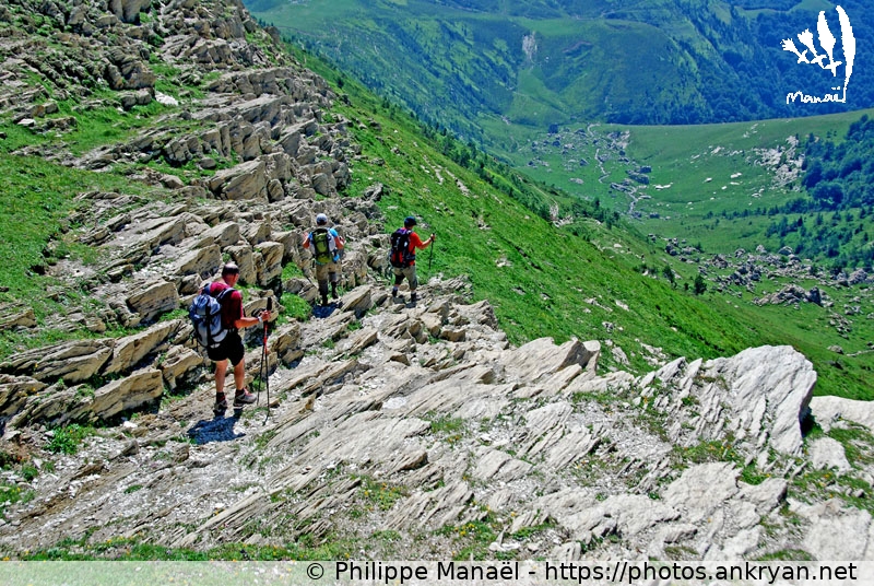 Descente d'une barre rocheuse (Traversée des Pyrénées par la HRP / Trekking / France) © Philippe Manaël