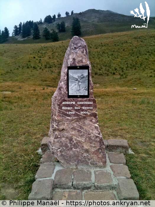 Pierre tombale, Col des Thures (Vallée de la Clarée et Mont Thabor / Trekking / France / Hautes-Alpes - FR-05) © Philippe Manaël
