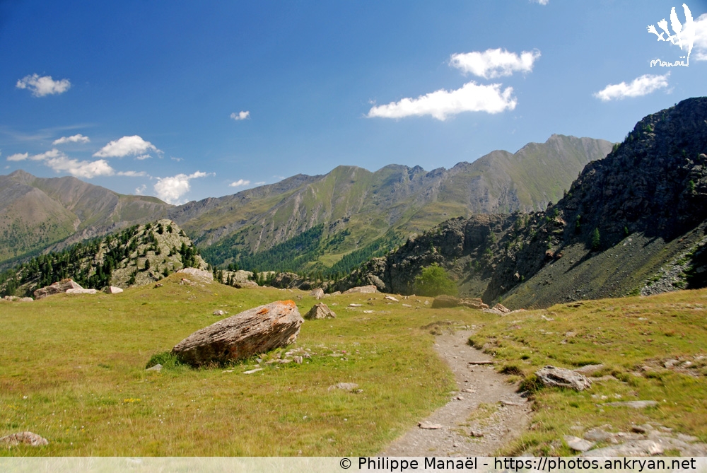 Sentier à la sortie du lac d'Egorgéou (Hautes vallées piémontaises / Italie / Hautes-Alpes - FR-05) © Philippe Manaël