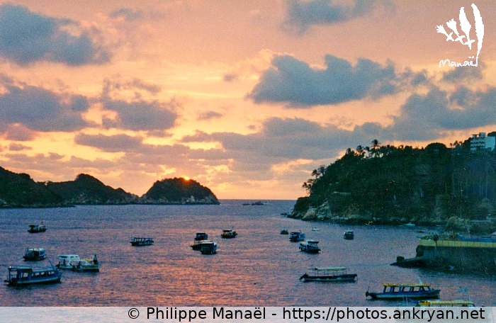 Soleil couchant sur l'océan Pacifique (Nouvel an, baie d'Acapulco / Mexique / Guerrero - MX) © Philippe Manaël