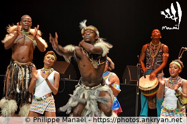 photo n°10 (Afrique du Sud : Ensemble Mzansi Zulu Dancers / Mondial'Folk de Plozévet 2014 / Festival / France / Bretagne - FR-29) © Philippe Manaël