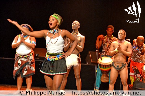 photo n°1 (Afrique du Sud : Ensemble Mzansi Zulu Dancers / Mondial'Folk de Plozévet 2014 / Festival / France / Bretagne - FR-29) © Philippe Manaël
