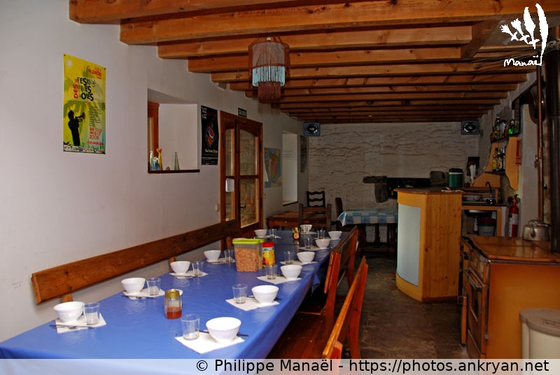Refuge San Urbez de Nocito, salle à manger (Sierra de Guara, au pays des canyons / Espagne / Huesca - ES) © Philippe Manaël