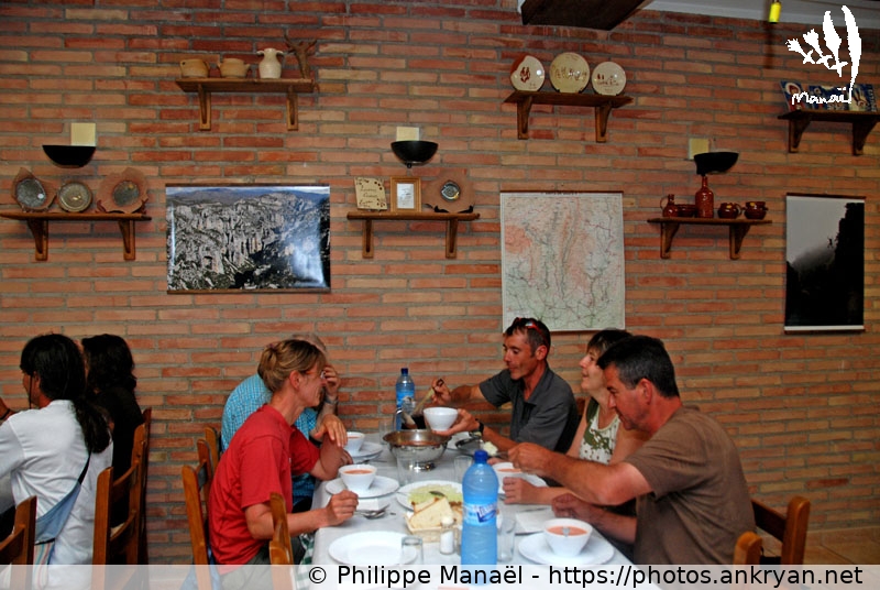 Salle de restaurant, Auberge Las Almunias (Sierra de Guara, au pays des canyons / Espagne / Huesca - ES) © Philippe Manaël