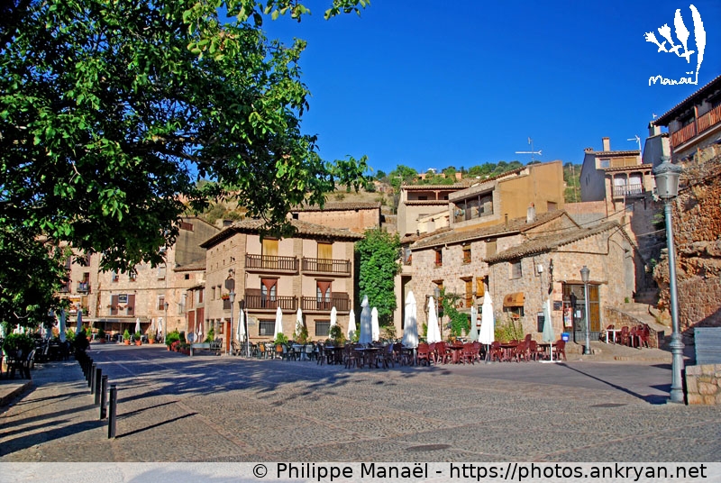 Place principale d'Alquézar (Sierra de Guara, au pays des canyons / Espagne / Huesca - ES) © Philippe Manaël