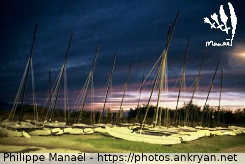 La Grande Motte : sommeil nocturne des voiliers (Au long du Golfe d'Aigues-Mortes / Trekking / France / Hérault - FR-34) © Philippe Manaël