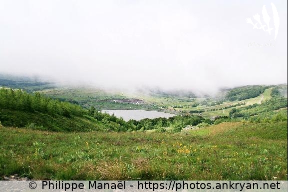 Lac des Hermines sous la brume (Auvergne, au pays des volcans / Trekking / France / Auvergne - FR-63) © Philippe Manaël