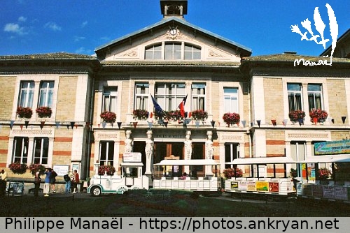 Mairie de La Bourboule (Auvergne, au pays des volcans / Trekking / France / Auvergne - FR-63) © Philippe Manaël