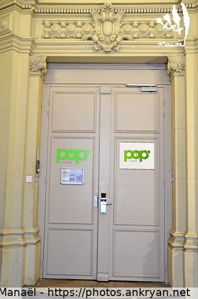 Pop'Hostel, porte d'entrée (Avignon / Ville / France / Vaucluse - FR-84) © Philippe Manaël