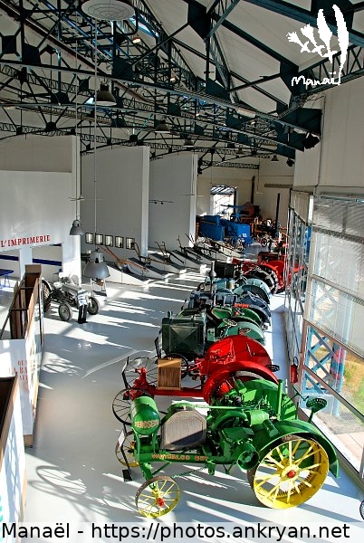 Le Compa : galerie de tracteurs (Chartres / Ville / France / Eure-et-Loir - FR-28) © Philippe Manaël