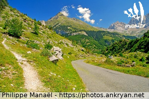 Chemin pour le Saugué (Pyrénées : Cirque de Gavarnie / Balade / France / Midi-Pyrénées - FR-65) © Philippe Manaël
