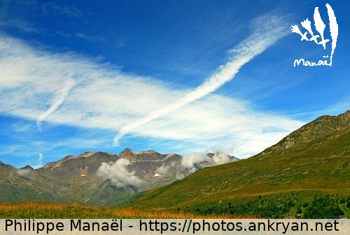 Plateau de Saugué, cirrus (Pyrénées : Cirque de Gavarnie / Balade / France / Midi-Pyrénées - FR-65) © Philippe Manaël