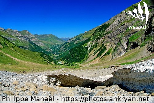 Sentier bordé de rochers (Pyrénées : Cirque de Gavarnie / Balade / France / Midi-Pyrénées - FR-65) © Philippe Manaël