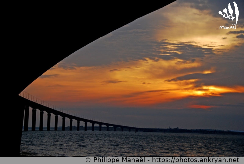 Pont de l'île de Ré, soleil levant (Ile de Ré / Ile / France / Poitou-Charentes - FR-17) © Philippe Manaël