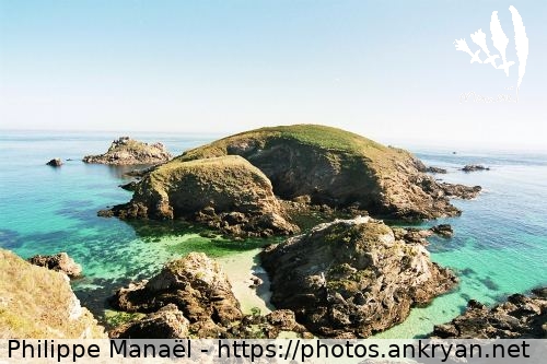Les trois îlots, face nord (Ile d'Ouessant / Ile / France / Bretagne - FR-29) © Philippe Manaël
