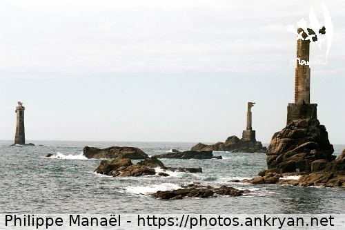 Phare de Nividic et ses deux pylônes (Ile d'Ouessant / Ile / France / Bretagne - FR-29) © Philippe Manaël