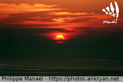 Soleil levant, pointe de Penn Arlan (Ile d'Ouessant / Ile / France / Bretagne - FR-29) © Philippe Manaël