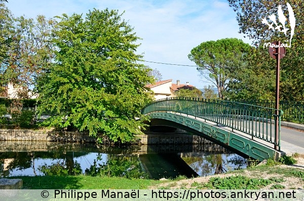 Passerelle, avenue du partage des eaux (L'Isle-sur-la-Sorgue / Ville / France / Vaucluse - FR-84) © Philippe Manaël