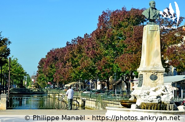 Esplanade Robert Vasse : fontaine (L'Isle-sur-la-Sorgue / Ville / France / Vaucluse - FR-84) © Philippe Manaël