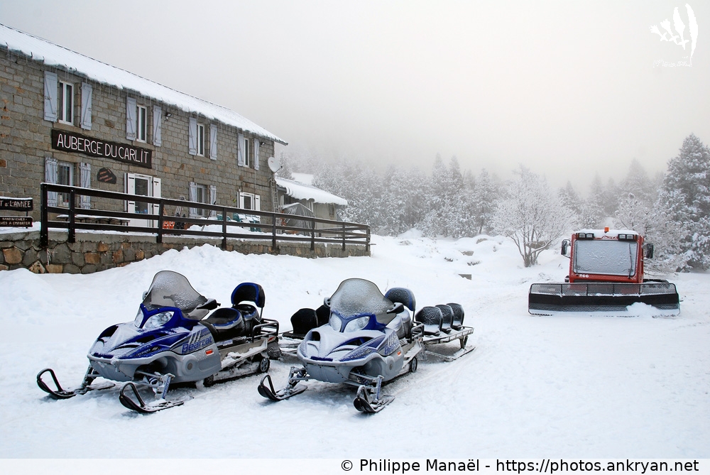 Auberge du Carlit et motos neige (La Bollosa, petit Canada pyrénéen / Trekking / France / Pyrénées-Orientales - FR-66) © Philippe Manaël