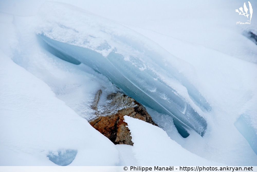 Plaque de glace sur rocher, lac des Bouillouses (La Bollosa, petit Canada pyrénéen / Trekking / France / Pyrénées-Orientales - FR-66) © Philippe Manaël
