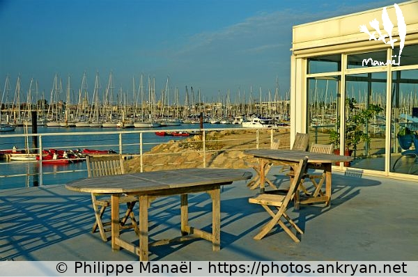 Terrasse, Capitainerie des Minimes (La Rochelle / Ville / France / Poitou-Charentes - FR-17) © Philippe Manaël