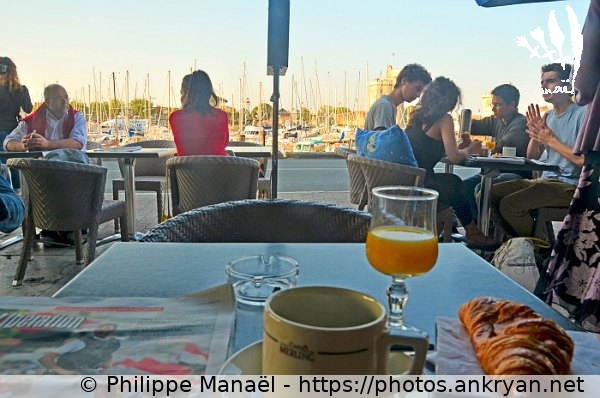 Au petit matin : petit-déjeuner (La Rochelle / Ville / France / Poitou-Charentes - FR-17) © Philippe Manaël
