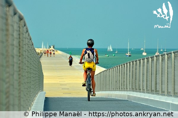 Passerelle Nelson Mandela, vélo (La Rochelle / Ville / France / Poitou-Charentes - FR-17) © Philippe Manaël