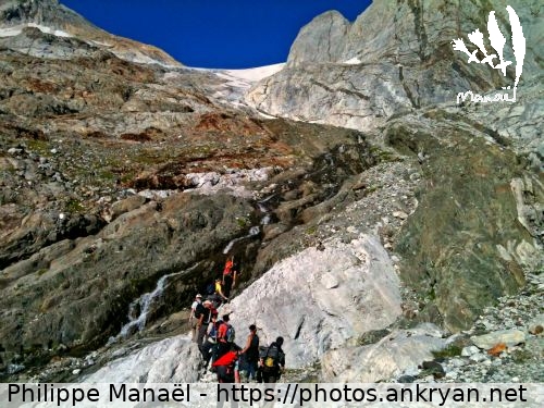Barre rocheuse, glacier d'Ossoue (Vignemale, seigneur des Pyrénées / Trekking / France / Midi-Pyrénées - FR-65) © Philippe Manaël
