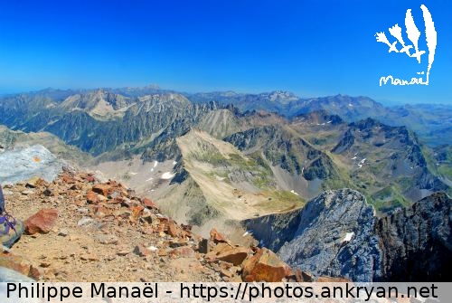 Panorama sur la chaîne des Pyrénées (Vignemale, seigneur des Pyrénées / Trekking / France / Midi-Pyrénées - FR-65) © Philippe Manaël
