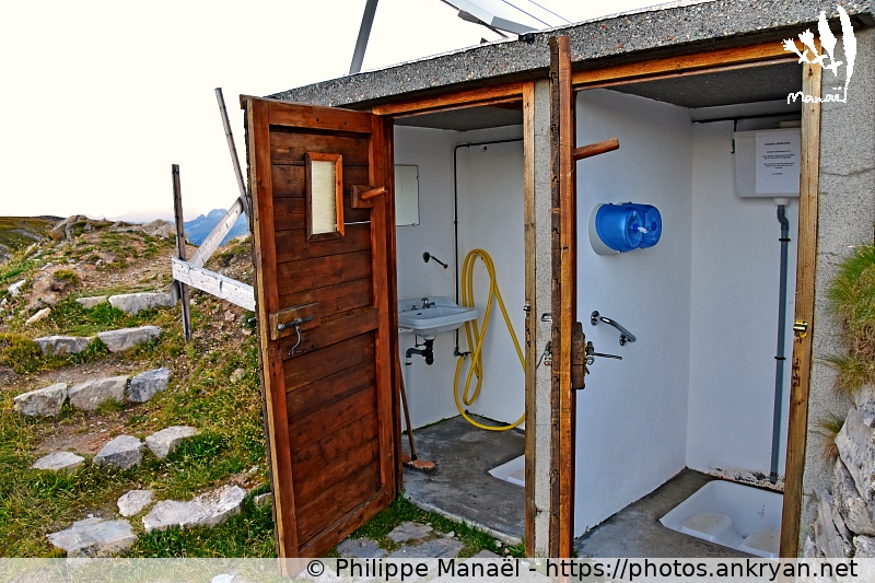 Refuge de la Valette, toilettes sèches (Les Balcons de la Vanoise / Trekking / France / Savoie - FR-73) © Philippe Manaël