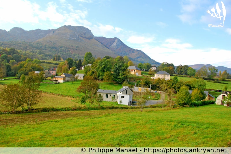 Village d'Ossen (Les Pyrénées, en route pour les étoiles / Trekking / France / Hautes-Pyrénées - FR-65) © Philippe Manaël
