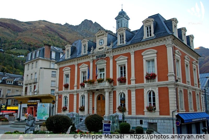Hôtel de ville de Cauterets (Les Pyrénées, en route pour les étoiles / Trekking / France / Midi-Pyrénées - FR-65) © Philippe Manaël