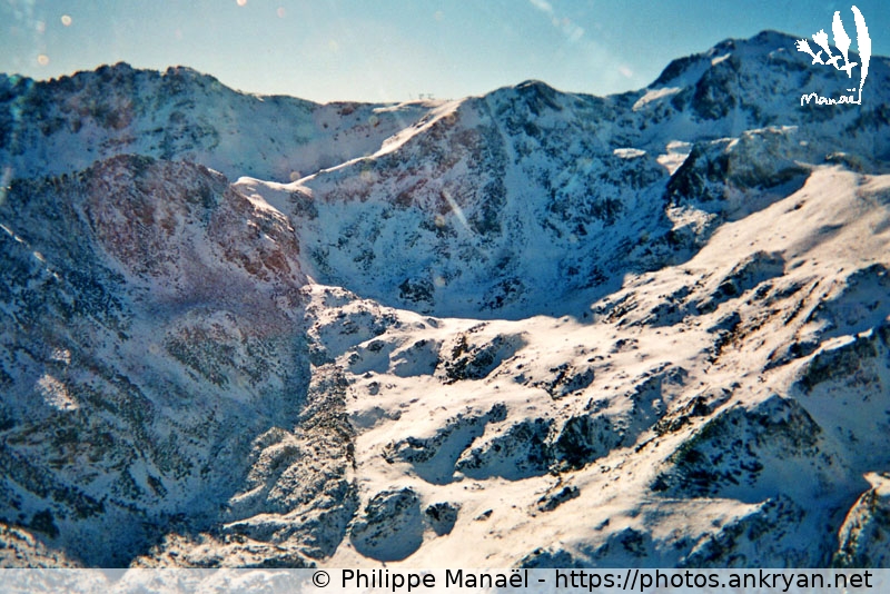 Vaisseau des étoiles : falaises enneigées (Les Pyrénées, en route pour les étoiles / Trekking / France / Midi-Pyrénées - FR-65) © Philippe Manaël