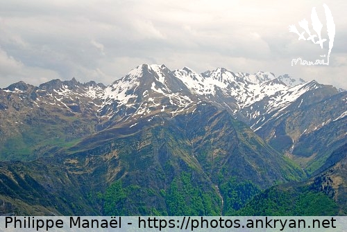 Massif enneigé (Les Pyrénées, spécial 10 ans de Natura / Trekking / France) © Philippe Manaël