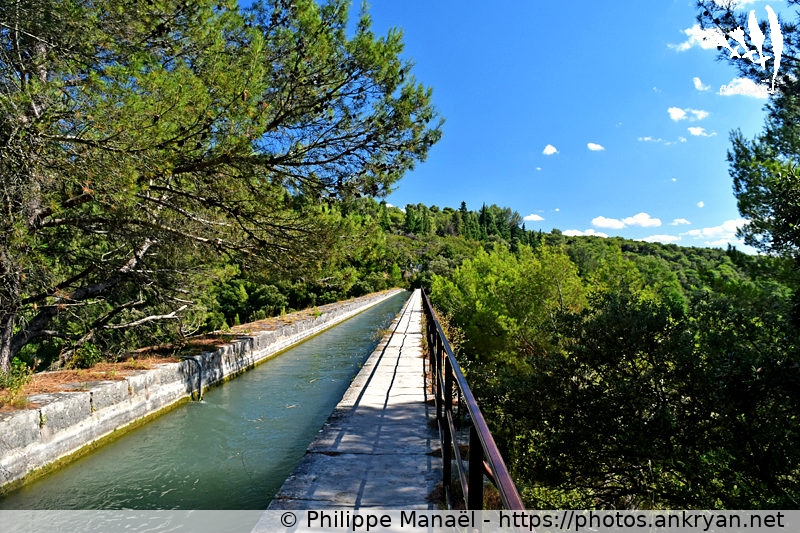 Canal de Carpentras : pont-aqueduc de Galas (Massif des Ocres du Luberon / Trekking / France / Vaucluse - FR-84) © Philippe Manaël