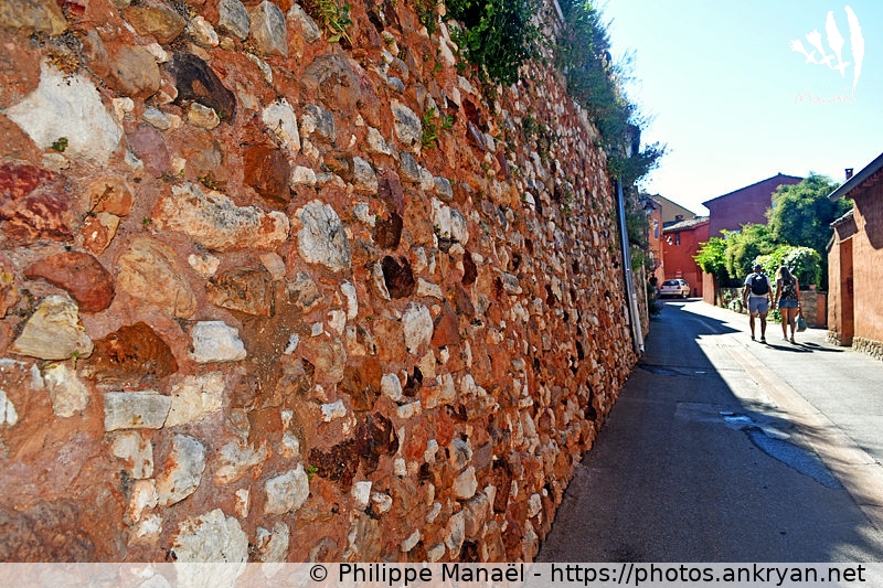 Mur d'ocre de Roussillon-en-Provence (Massif des Ocres du Luberon / Trekking / France / Vaucluse - FR-84) © Philippe Manaël