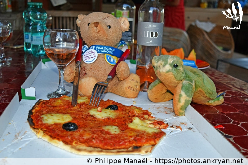 Duo Solidaire mange une pizza, Viens (Massif des Ocres du Luberon / Trekking / France / Vaucluse - FR-84) © Philippe Manaël