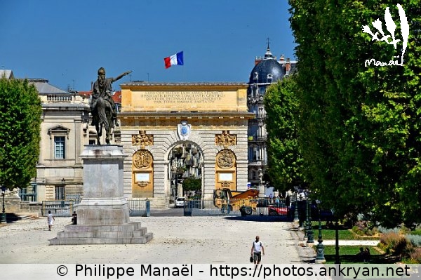 Porte du Peyrou et Louis XIV (Montpellier / Ville / France / Hérault - FR-34) © Philippe Manaël