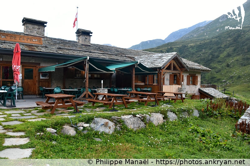Refuge du Roc de la Pêche, terrasse (Savoie : Petit Mont Blanc / Balade / France / Savoie - FR-73) © Philippe Manaël