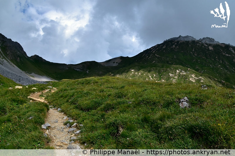 Sentier vers le Col du Mône (Savoie : Petit Mont Blanc / Balade / France / Savoie - FR-73) © Philippe Manaël