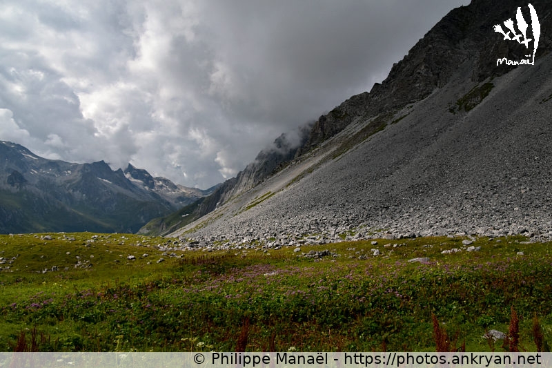 Crêtes rocheuses brumeuses (Savoie : Petit Mont Blanc / Balade / France / Savoie - FR-73) © Philippe Manaël