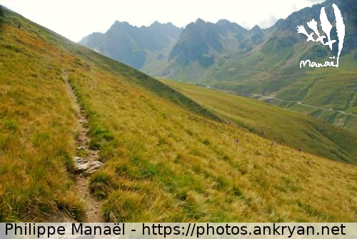Sentier de randonnée, plateau d'Aoubé (Pyrénées : Pic du Midi de Bigorre / Balade / France) © Philippe Manaël