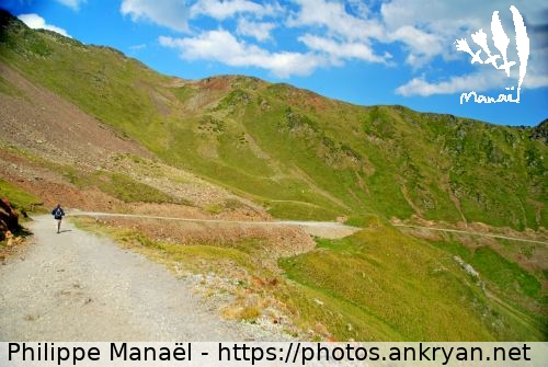 Vers le col du Tourmalet (Pyrénées : Pic du Midi de Bigorre / Balade / France / Hautes-Pyrénées - FR-65) © Philippe Manaël